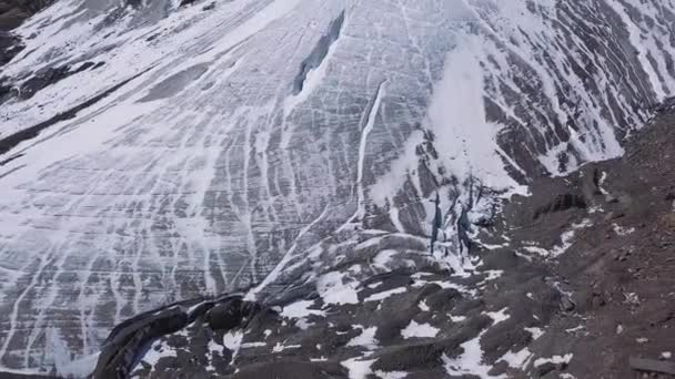Вид с воздуха на ледник огромные куски льда и камня, вид сверху. Ледник тает, проблемы экологии и накопления . — стоковое видео