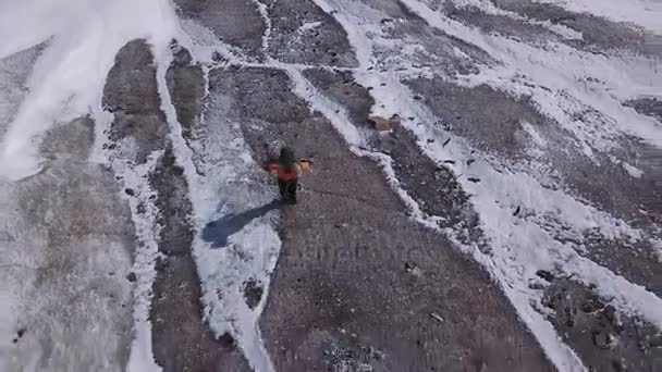 Aerial: Un uomo e una donna scalano il ghiacciaio su un'alta montagna in Alaska. Gli escursionisti professionisti sono impegnati in escursioni — Video Stock