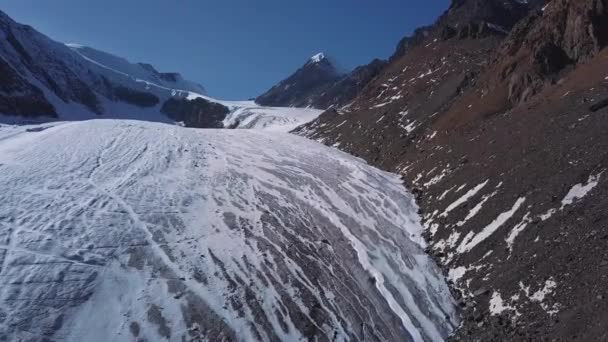 Vue aérienne d'un glacier d'énormes morceaux de glace et de roche gelées, vue de dessus. La fonte des glaciers, les problèmes d'écologie et d'accumulation . — Video