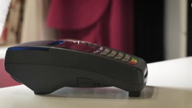 Bir kız ile bir banka veya kredi kartı Manyetik bant kullanarak bir satın alma işlemi yaptığı.