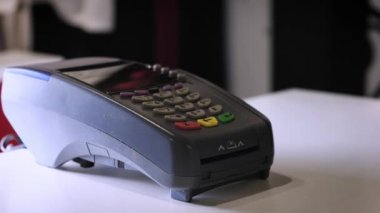 Bir kız ile bir banka veya kredi kartı bir elektronik çip kartı kullanarak bir satın alma işlemi yaptığı. Sigara nakit terminal bir kart takın.