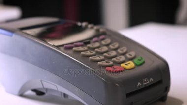 NFC teknolojisini kullanarak akıllı telefon ödeme erkek. Yakın çekim. 4 k. A kız bir banka veya kredi kartı kullanarak bir smartphone, bir Nfc yongası ile bir satın alma işlemi yaptığı