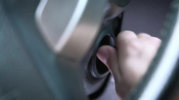 A ligar o motor do carro. um homem mão dirige uma chave de carro . — Vídeo de Stock