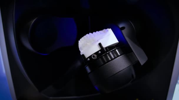 Stomatologické protetické restaurování. Denturist dělá 3d modelu pro tvarované plastové chrup s high-tech digitální skenování zařízení — Stock video