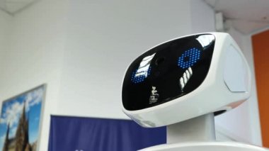 Modern robotik teknolojiler. Robot kişi kameraya bakar. Robot duygular gösterir. Android iletişim olan adam. Kişi bakar