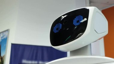 Modern robotik teknolojiler. Robot kişi kameraya bakar. Robot duygular gösterir. Android iletişim olan adam. Kişi bakar
