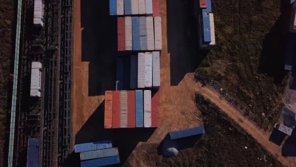 Luftaufnahme von Lastkraftwagen am großen Güterdrehkreuz