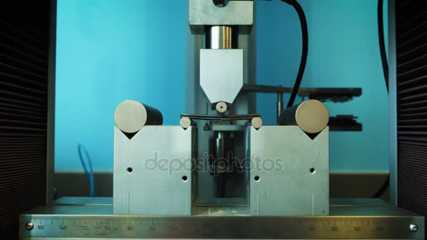 En metall mekanisk press testar nytt material från kolnanorör. — Stockvideo