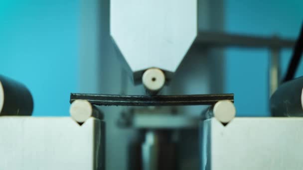 Une presse mécanique métallique teste de nouveaux matériaux à partir de nanotubes de carbone . — Video