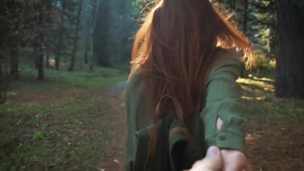 Sígueme a las aventuras. Joven hermosa pelirroja con una mochila. Sigue la aventura en el bosque. Toma la mano de un hombre o de un hombre — Vídeos de Stock