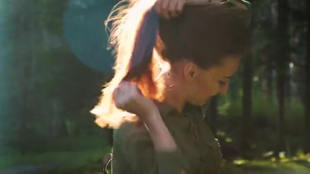 时尚的 red-haired 女孩在秋天在森林或公园站立. — 图库视频影像