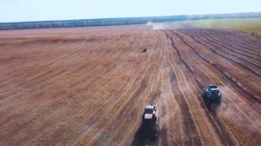 Ekim için arazi hazırlama kuru tarlayı modern traktör havadan görüntüleri. sezon sonunda tohum. Bitki yeni taneleri gelecek yıl için.