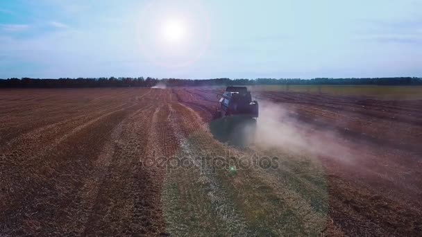 近代的なトラクターで耕播種のための土地の準備、乾燥したフィールドの空中映像。シーズンの終わりに播種。来年の新しい穀物を植える. — ストック動画