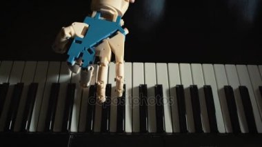 Robot bir müzik aleti çalıyor. adam müzisyen bir Protez el piyano piyanist. İki eli, robot bir el ve bir insan eli ile oynuyor. Müzik ve sanat robot oluşturur