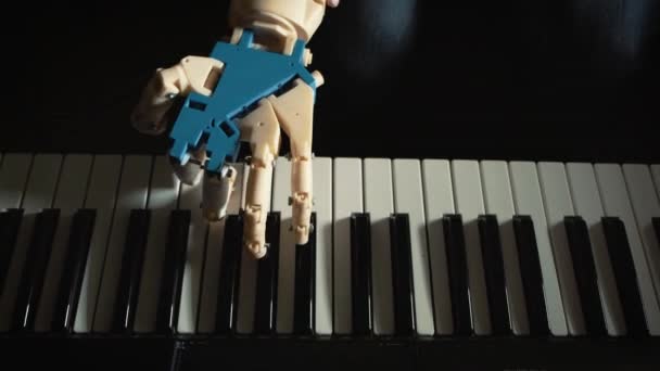 机器人演奏乐器。人音乐家钢琴演奏家用假肢手弹钢琴。他用两只手、一只机械手和一只手玩。机器人创造音乐和艺术 — 图库视频影像