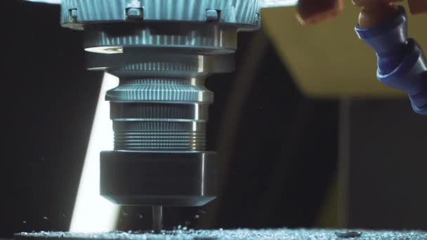 메탈링 CNC 밀링 머신. 금속 현대 가공 기술을 연마하는 일. — 비디오