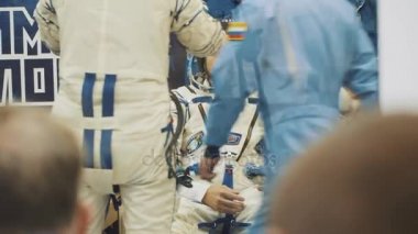 Baykonur, Kazakistan - Jule 28: Git üç canlı gerçek Kozmonotlar roket için insanlar, bir kalabalık için veda, ellerini salla. Bir alan takım elbise giymiş. Soyuz Fg Ms-05 uzay roketi lansmanı.