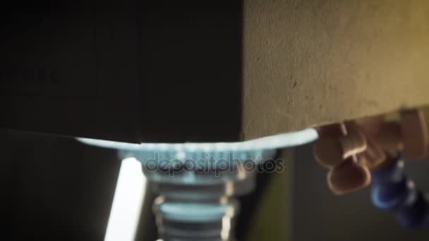 Tôle découpée en atelier. Outil moderne dans l'industrie lourde. Travail dangereux.