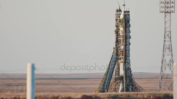 БАЙКОНУР, КАЗАХСТАН - 28 июля: Запуск космической ракеты "Союз ФГ МС-05". Космический корабль запускается в космос, астронавты улетают с планеты Земля для стыковки на Международной космической станции — стоковое видео