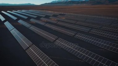 Hava çöl görünümünü büyük sanayi güneş enerji santralleri üreten güneş enerjisi konsantre. Dağ ve gün batımında güneş batmadan çevresinde.