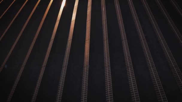 Panneaux solaires Systèmes photovoltaïques - vue aérienne. Vue aérienne des panneaux solaires - centrale solaire. Prise de vue aérienne au ralenti 4k 