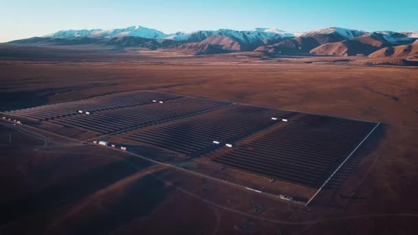 太阳能电池板的空中拍摄-太阳能发电厂。4k 慢动作空中射击。航空沙漠景观大型工业太阳能发电场生产聚光太阳能. — 图库视频影像