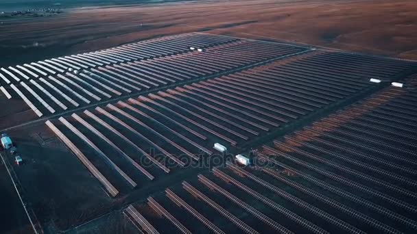Luftaufnahme von Sonnenkollektoren - Solarkraftwerk. 4k Zeitlupe Luftaufnahme. Großer industrieller Solarenergiepark, der konzentrierte Sonnenenergie produziert. — Stockvideo