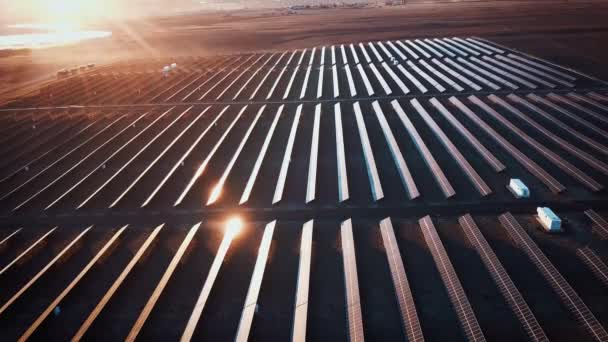 Tiro aéreo de painéis solares - usina de energia solar. 4K tiro aéreo em câmera lenta. Vista aérea do deserto grande energia solar industrial Fazenda produzindo energia solar concentrada . — Vídeo de Stock