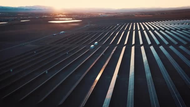 Güneş panelleri fotovoltaik sistemler - havadan görünümü. Hava atış güneş panelleri - güneş enerjisi santrali. 4 k yavaş hareket hava atış — Stok video