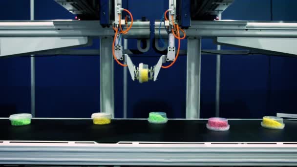 Механический рычаг робота работает на конвейере пищевого производства. Подходит для коробок с продуктами питания на конвейере — стоковое видео