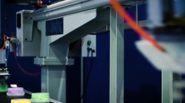 Robot mekanik kol gıda üretim konveyör üzerinde çalışır. Uygun kutuları bir Konveyör bant üzerinde gıda ile