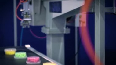 Robot mekanik kol gıda üretim konveyör üzerinde çalışır. Uygun kutuları bir Konveyör bant üzerinde gıda ile