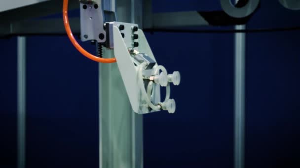 Механический рычаг робота работает на конвейере пищевого производства. Подходит для коробок с продуктами питания на конвейере — стоковое видео
