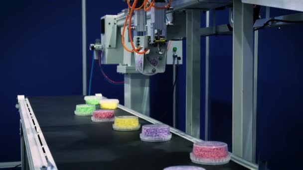 Der mechanische Arm des Roboters arbeitet auf dem Förderband der Lebensmittelproduktion. passt Kisten mit Lebensmitteln auf ein Förderband — Stockvideo