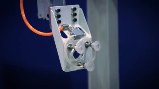 El brazo mecánico del robot trabaja en el transportador de la producción de alimentos. Se adapta a cajas con alimentos en una cinta transportadora — Vídeos de Stock