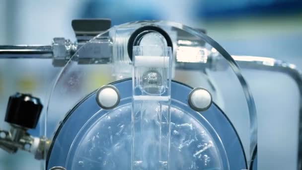 流体ダブルチャンバー バルブです。有望な革新的な材料の生産のための化学実験室の装置です。石油化学産業で複雑な現代の化学研究 — ストック動画