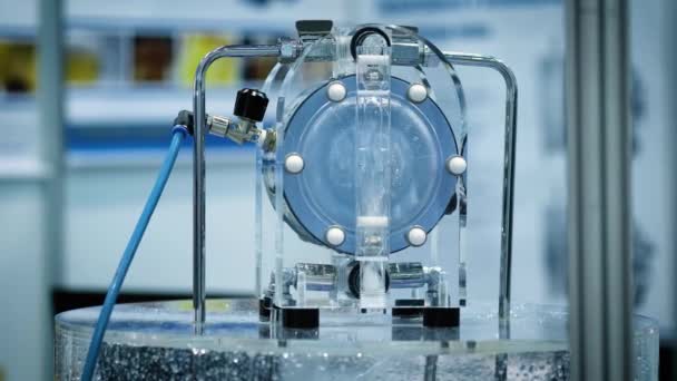 Vanne à double chambre fluide. Equipement du laboratoire chimique pour la production de matériaux innovants prometteurs. Complexe moderne de recherche chimique dans l'industrie pétrochimique — Video