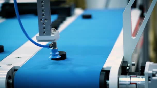 L'ordinateur sur le tapis roulant reconnaît l'objet et le déplace. Technologies innovantes dans la production — Video