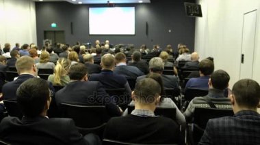 İş insanlar seminer konferans toplantı Office eğitim kavramı. Pazarlama ve şirket yönetimi hakkında konuşma için başarılı satış dinliyor. Çağımızın ekonomik ve siyasi sorun.