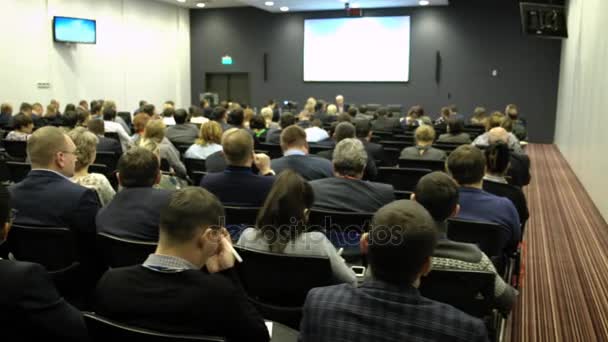 Üzleti emberek szeminárium konferencia ülésén Office oktatásában. Hallgatta a beszédet, a marketing és menedzsment cég, a sikeres eladások. Korunk gazdasági és politikai probléma. — Stock videók