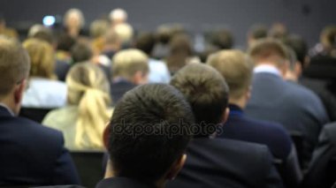 İş insanlar seminer konferans toplantı Office eğitim kavramı. Pazarlama ve şirket yönetimi hakkında konuşma için başarılı satış dinliyor. Çağımızın ekonomik ve siyasi sorun.