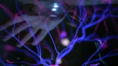 Soyut yıldırım plazma balonla. Bir adam elini elektrik dokunur. İletim elektrik enerjisi havada elektrik kablosuz iletim.