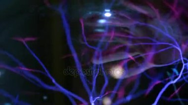 Soyut yıldırım plazma balonla. El ve parmak izi tarama. Bir parmak izi güvenlik sistemi. İletim elektrik hava, elektrik kablosuz iletim yoluyla