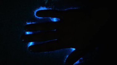 Soyut mavi yıldırım. Bir adam elini elektrik dokunur. Aura tarama, insan elektromanyetik alan. El ve parmak izi tarama.