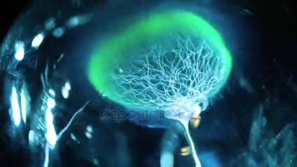 Relâmpago elétrico abstrato verde em um frasco de vidro. Como uma bola de plasma. Transmissão de energia elétrica através do ar, transmissão sem fio de eletricidade. Núcleo do reator nuclear — Vídeo de Stock