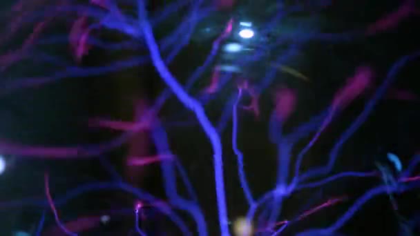 Foudre abstraite dans un ballon plasma. Balayage de la main et des empreintes. Le système de sécurité des empreintes digitales. Transmission d'électricité par avion, transmission sans fil d'électricité .