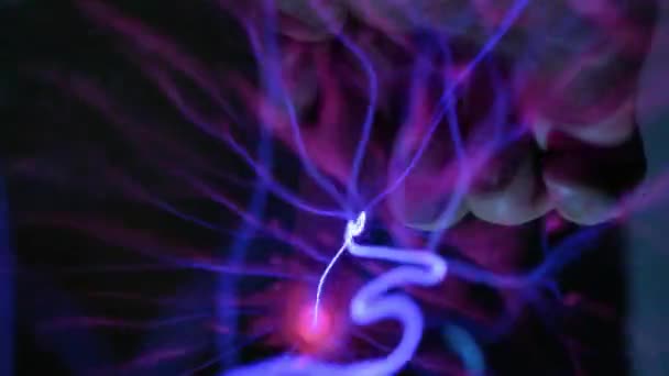 Abstracte bliksem in de ballon van een plasma. Het scannen van de hand en vingerafdruk. Het systeem van beveiliging met vingerafdruklezer. Transmissie van elektriciteit door de lucht, draadloze transmissie van elektriciteit — Stockvideo