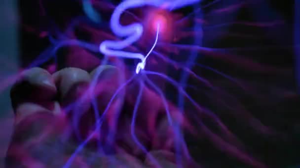 Rayo abstracto en un globo de plasma. Escaneando la mano y las huellas digitales. El sistema de seguridad de huellas digitales. Transmisión de electricidad por aire, transmisión inalámbrica de electricidad — Vídeo de stock