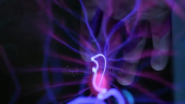 Rayo abstracto en un globo de plasma. Escaneando la mano y las huellas digitales. El sistema de seguridad de huellas digitales. Transmisión de electricidad por aire, transmisión inalámbrica de electricidad — Vídeos de Stock