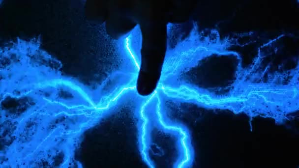 青い稲妻を抽象化します。男は電気に手を触れます。人間の電磁界、オーラ スキャン。手と指紋をスキャン. — ストック動画